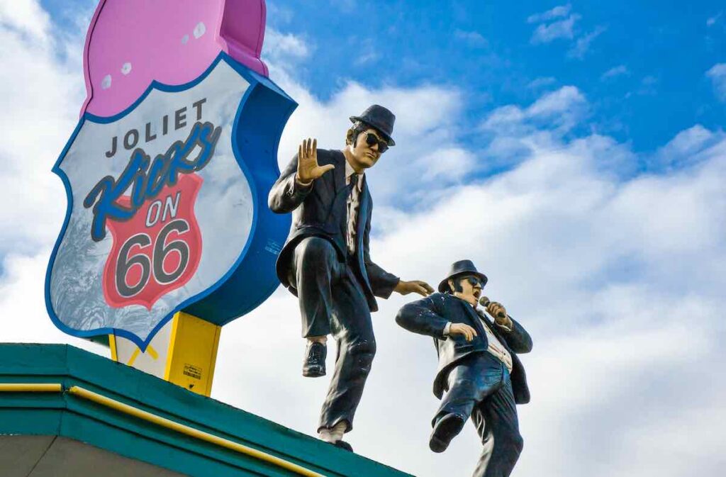 Illinois, Route 66, the Blue Brother statue on a old small restaurant